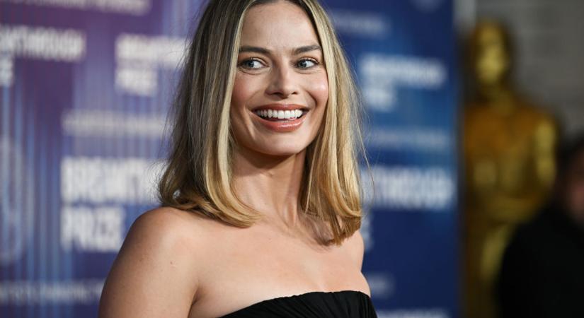 Csodásan néz ki Margot Robbie a szülés után – a kisfiával és férjével kapták lencsevégre