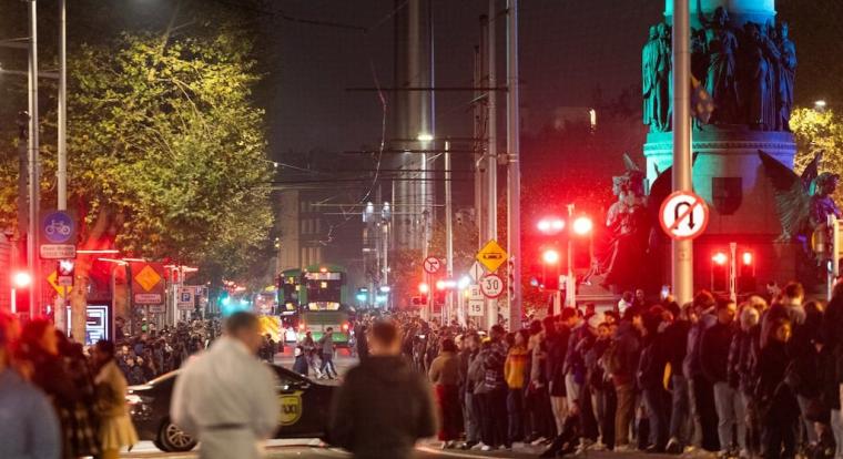 Több ezer ember gyűlt össze Dublin utcáin egy AI-generálta kamu halloweeni buli miatt