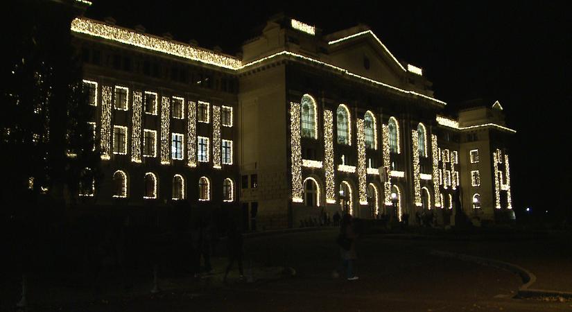 Ünnepi fényekbe öltöztették a Debreceni Egyetem főépületét