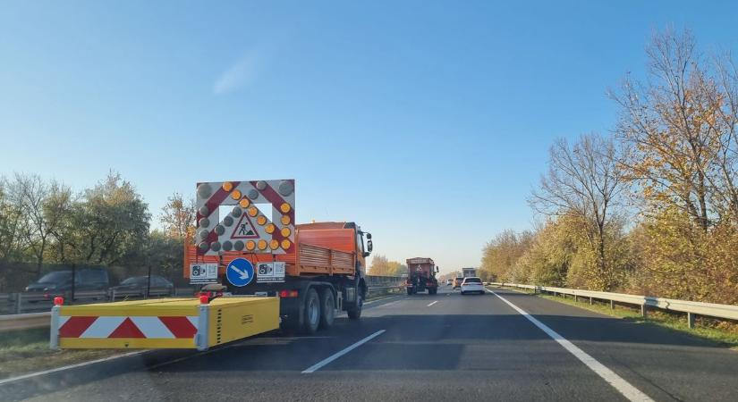 M7: A belső sáv mellett nyírják a füvet a sztrádán