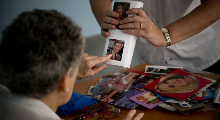 Az Alzheimer-kór kutatói szerint egy új készülék lassíthatja a tüneteket