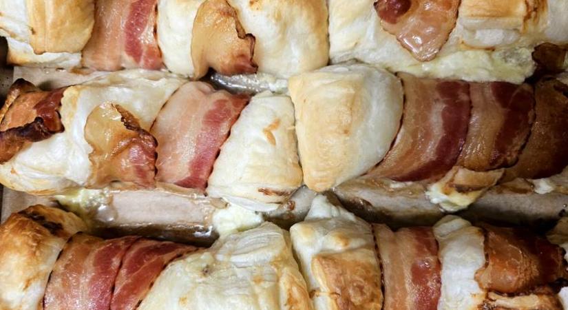 Sajtos-baconös leveles tészta: forró levegős sütőben készül