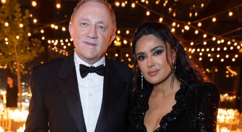 Salma Hayek nem kér férje pénzéből! Külön kasszán él a milliárdos üzletemberrel