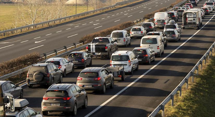 Ekkora adóemelést kapnak jövőre a hazai autósok