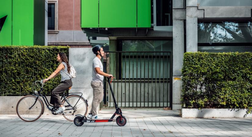 Komoly büntetéssel számolhat az, aki elektromos rollerrel közlekedik, és ezt elfelejti