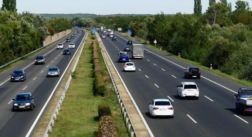 Félmeztelen nő feküdt az M7-es leállósávjában