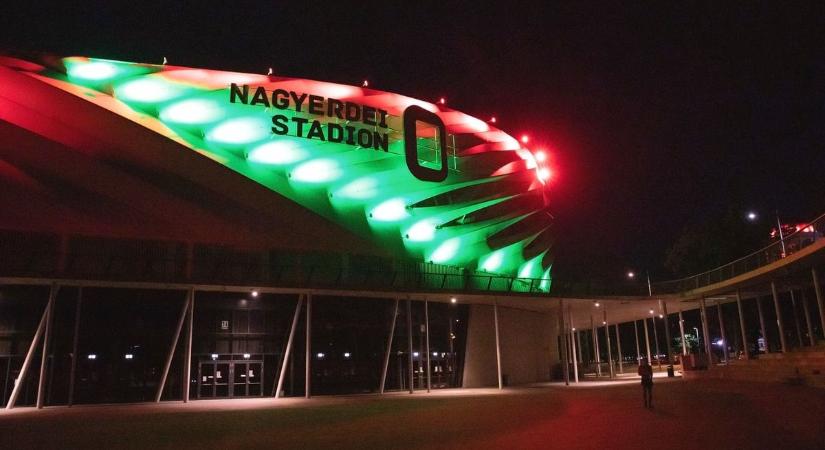 Lilába öltözik a Nagyerdei Stadion és a Víztorony