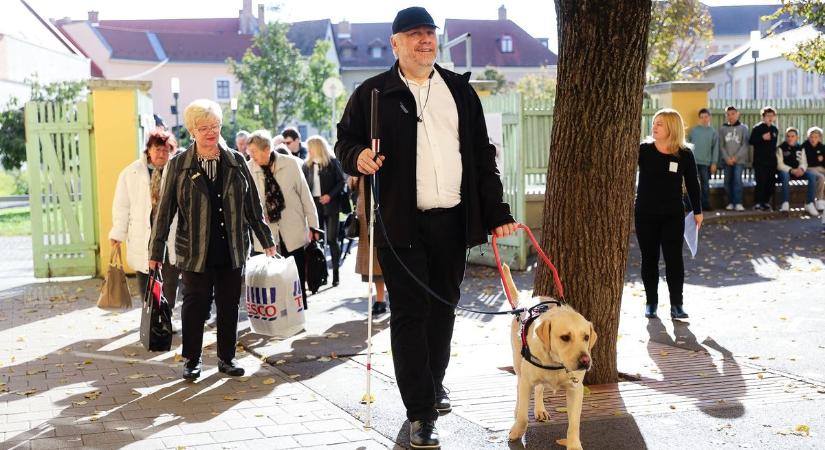 A vakok közül sokan szégyenlik, hogy segítséget kell kérniük