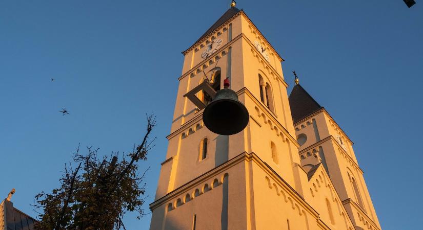 Speciális módszerrel emelték ki a veszprémi Szent Mihály Főszékesegyház monumentális nagyharangját