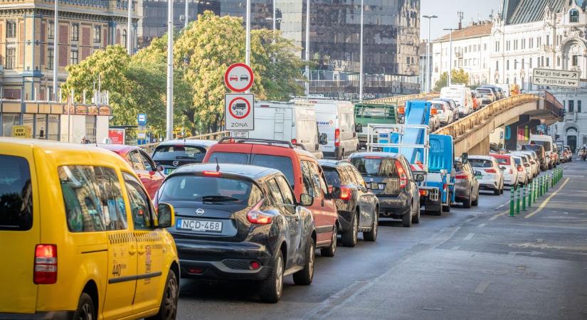 Felfordulás a közlekedésben – Lezárták a főváros egy részét