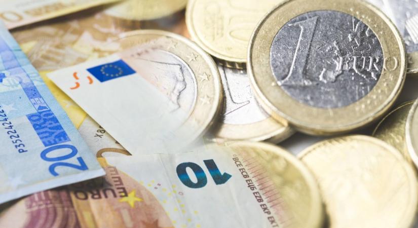 Megint gyengült a forint, már 410 kell belőle egy euróért cserébe