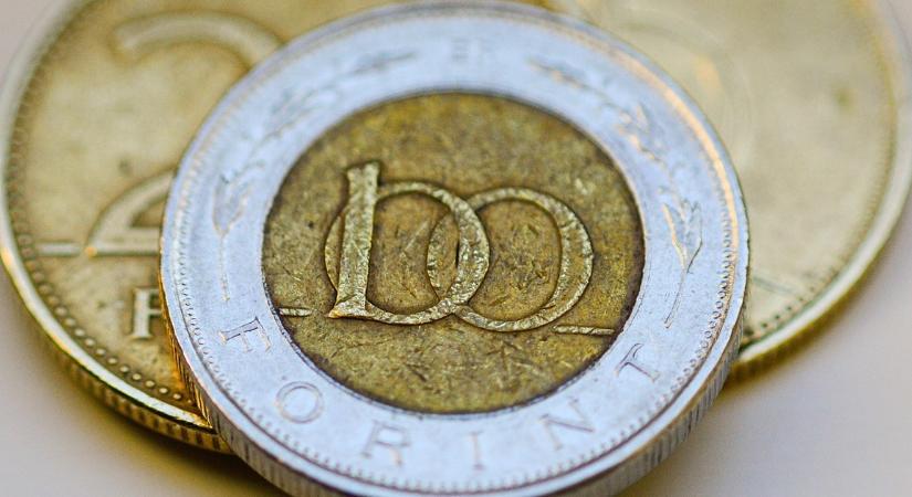 Ismét gyengélkedni kezdett a forint: a hétfői diadal kártyavárként omlott össze