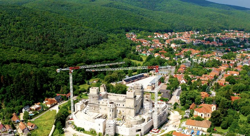 Videón a gyönyörű magyar vár újjászületése