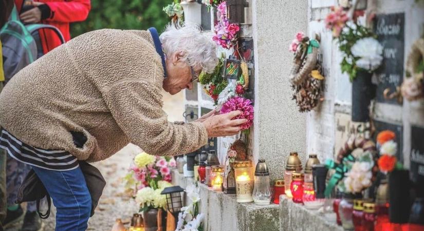 Elhunyt szeretteiket látogatták a temetőben a Tolna vármegyeiek