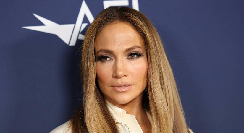 Jennifer Lopez shortban mutatta meg combjait, Gisele Bündchen hasa kerekedik