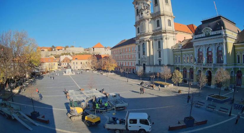 Visszakerül Eger karácsonyfája a korábbi helyére  szavazás