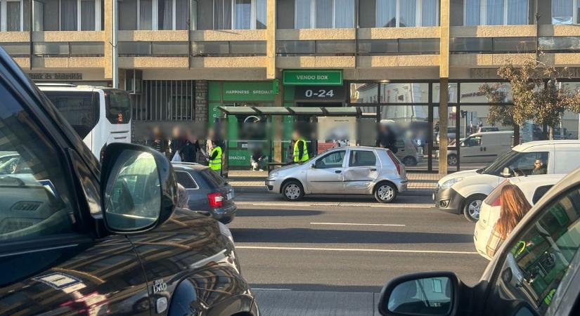 Koccanás a Hotel előtt