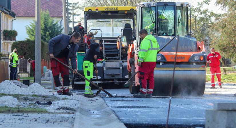 Több munka is zajlik a Jókai utcában