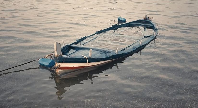 Beleborult két horgász a dányi tóba, egyiküket mentőhelikopter vitték kórházba