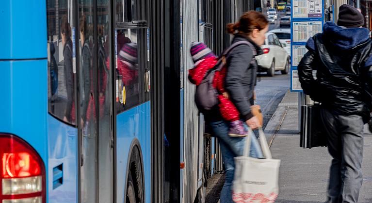 Alapjoggá tenné a tömegközlekedést Lázár János minisztériuma