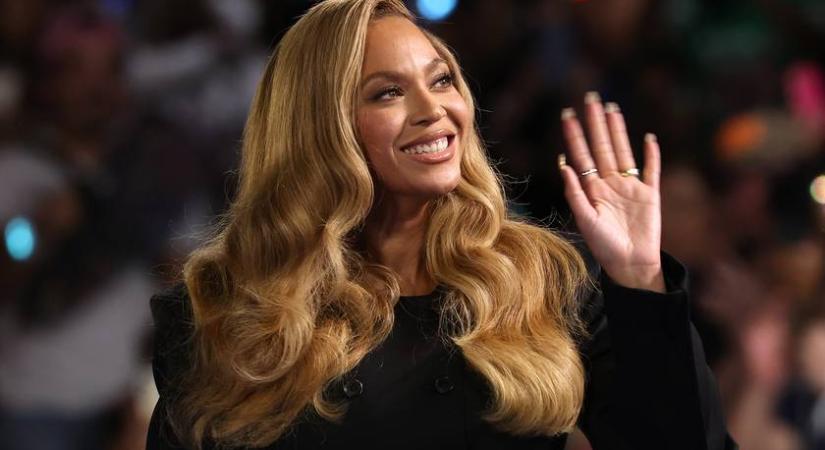 Beyoncé Pamela Andersonként hódít: elképesztően fest a Baywatch sztárjának bőrében