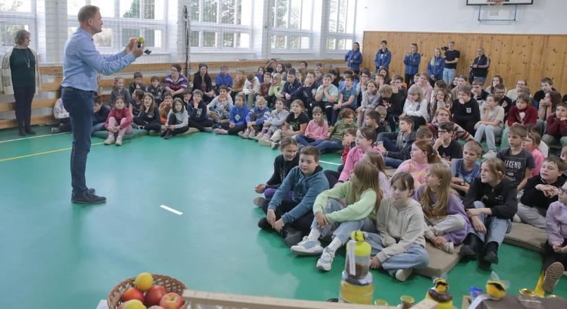 Sipos Gazda a beporzókról tartott előadást az iskolában