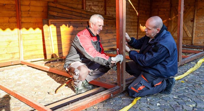 Már épül az adventi falu Szolnok főterén – videóval