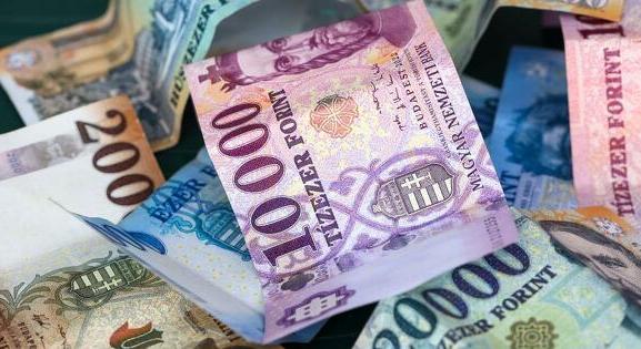 A forint a dollárral kacérkodott, de az euró kosarazta ki