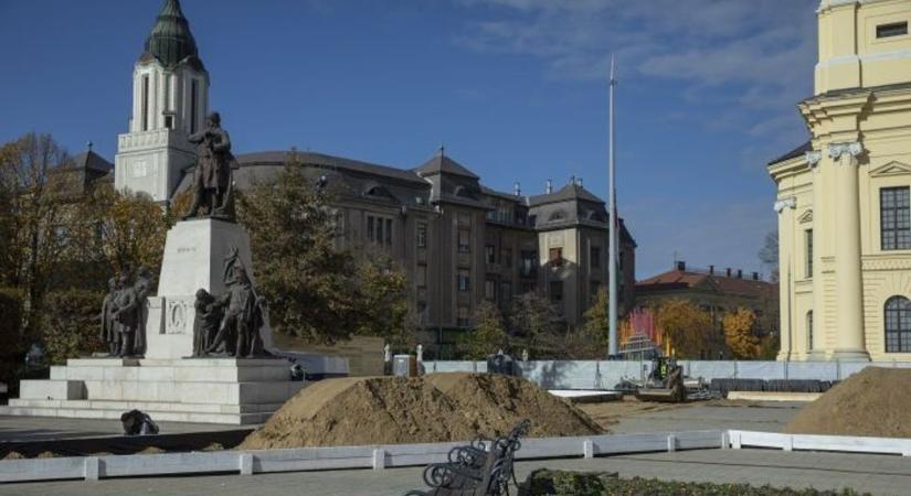 Nagy a sürgés-forgás Debrecen főterén, mi épül?