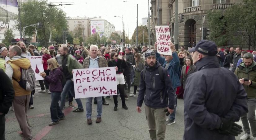 Több tízezren követelik az illetékesek lemondását az újvidéki tragédia miatt