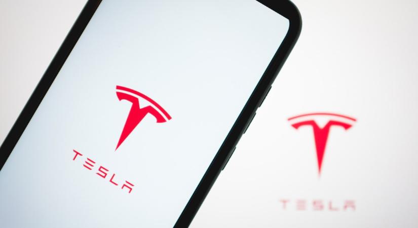 Elon Musk kiadhatná a Tesla Phone-t, de félő, hogy az Apple és a Google keresztbe tennének