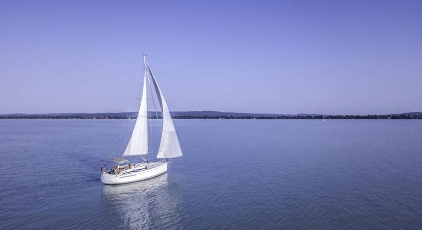 Gyanútlanul vitorlázott a Balatonban a férfi, amikor valami döbbeneteset vett észre a vízben: videó készült az esetről