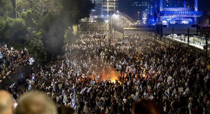 Tüzet gyújtottak, utakat zártak le a tüntetők Izraelben – galéria