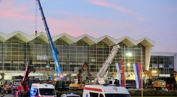 Szennyvizet engedtek ki az újvidéki Városháza előtt, így üzenve a vezetőknek