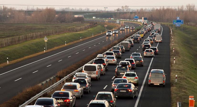 Teherautó szenvedett balesetet az M1-esen, hatalmas a torlódás