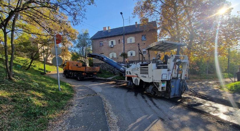 Marják az aszfaltot Petőfibánya egyik részén