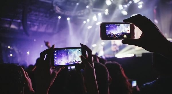 Több zenekar dönt úgy, hogy nem engedélyezi a közönségnek a mobilok használatát