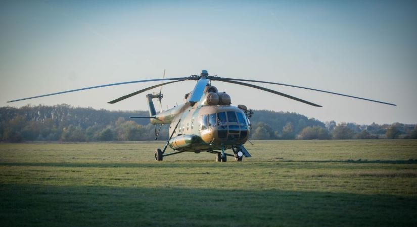 Katonai helikopter szállt le a szoboszlói repülőtéren – fotókkal, videóval