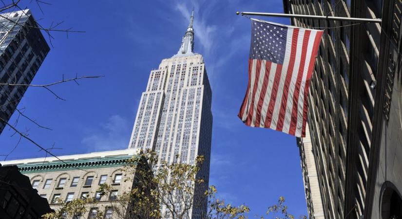 Trumpnak tisztelegve: Az Empire State tetején lobog az amerikai zászló