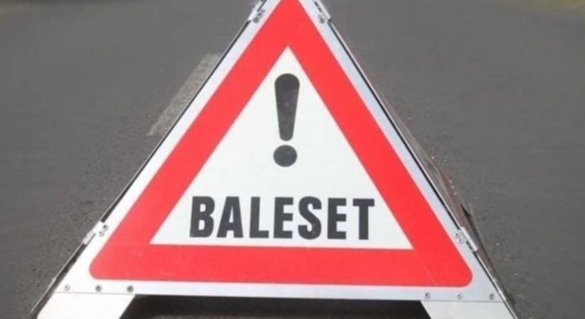 Baleset történt a 84-es főúton: három autó ütközött