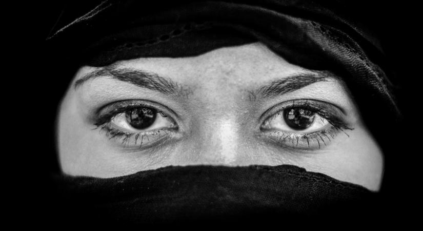 Svájc 2025-től betiltja a burka viselését közterületeken