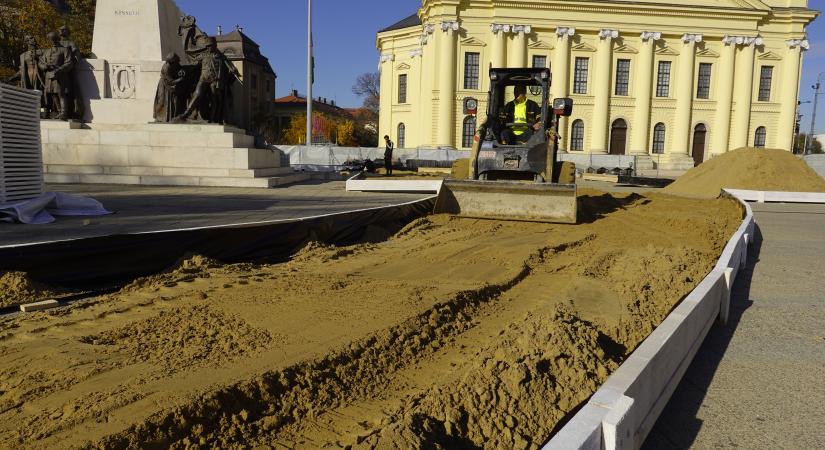 Épül a műjégpálya Debrecen főterén