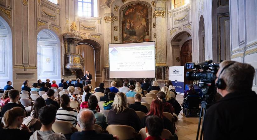 Elkezdődött a tudomány ünnepe az egri egyetemen is