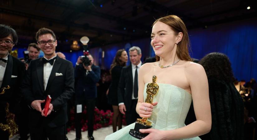 Hollywood a lábai előtt hever, Emma Stone mégis a legfurcsább szerepeket akarja – 36 éves lett a bombázó