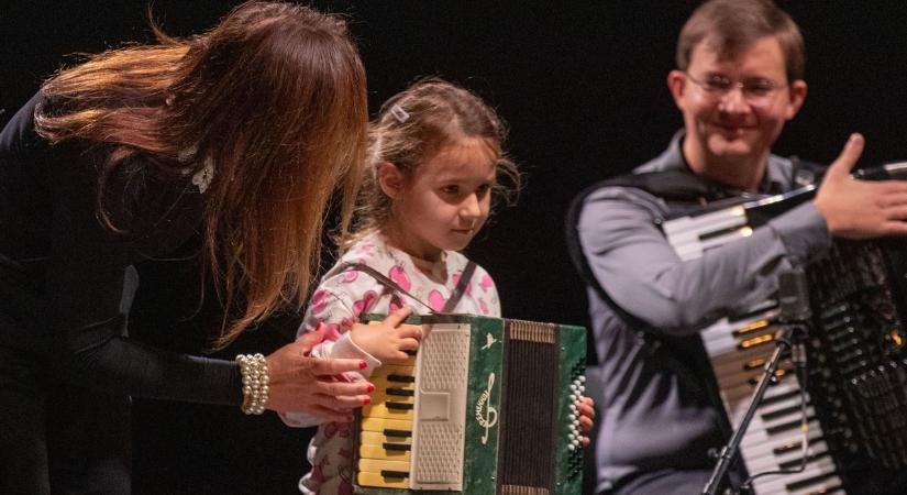 Sok száz tatabányai apróság is ráhangolódott a harmonika ezer arcára fotók, videó