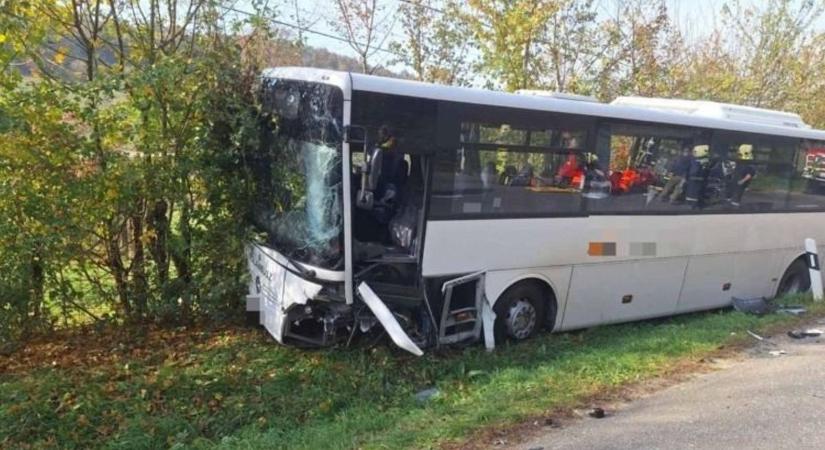 Megrázó hírek érkeztek a magyarországi buszbalesetről: már halálos áldozatról is tudni