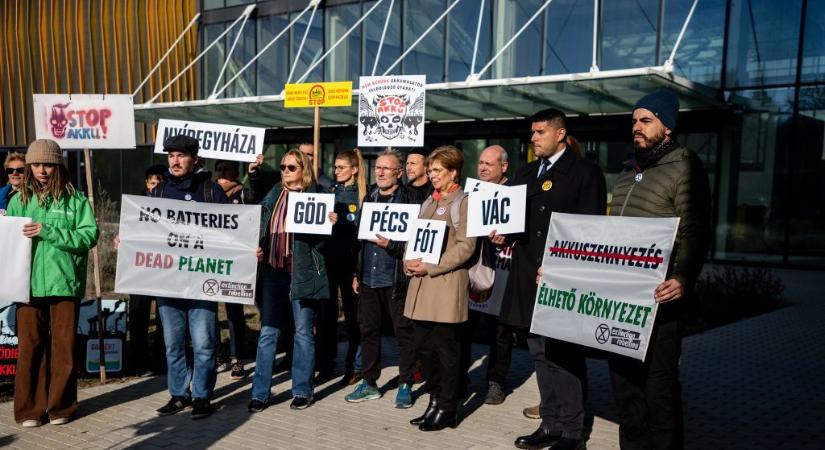 Több napos akkumulátorügyi konferencia zajlik, civilek tüntettek a helyszínen