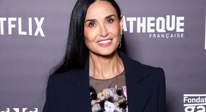 Ez a kabát lesz idén télen a divat: Demi Moore már viseli, és egyszerűen káprázatosan áll rajta – Fotók