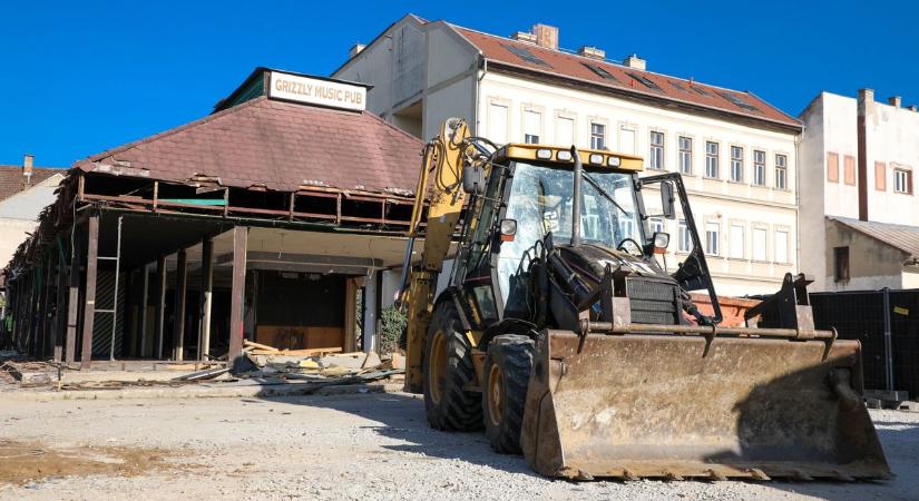 Lezárják a kavicsos parkolót a belvárosban, és dílereket fogtak el