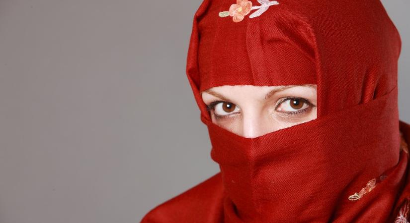 Svájcban 2025-től betiltják a burka viselését közterületeken